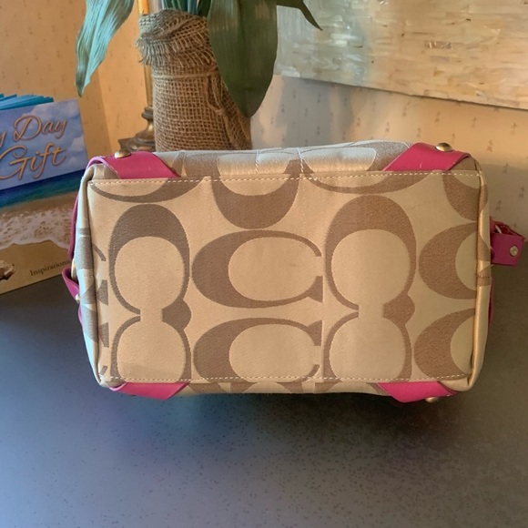 COACH SIGNATURE, Cloth handbag with Pink leather strap and trim. COACH EMBLEM. - Picture 10 of 10